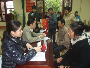 Cán bộ, nhân viên Quỹ Thiện Tâm - Tập đoàn Vingroup tặng quà cho các hộ nghèo 2 xã Dân Hạ, Độc Lập (Kỳ Sơn).